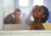 Denise (Edina Robinson, re.) ist glücklich, weil sie in Ruth verliebt ist, was Melanie (Sigrid M. Schnückel) mit zynischen Bemerkungen quittiert.