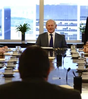 Nach der eiskalten Ermordung dreier Juden, will Stein zusätzliche private Sicherheitstruppen. Polizeichef Frank ist verärgert und fordert mehr Vertrauen in das NYPD. Geht es dabei etwa auch um sein eigenes Ego? Nach der eiskalten Ermordung dreier Juden, will Stein zusätzliche private Sicherheitstruppen. Polizeichef Frank ist verärgert und fordert mehr Vertrauen in das NYPD. Geht es dabei etwa auch um sein eigenes Ego?