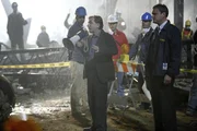 Nach einer verheerenden Explosion unterstützt Dr. Cal Lightman (Tim Roth, Mi.) die Feuerwehr und Mitarbeiter des Katastrophenschutzes. Einsatzleiter Stevens (Chris McGarry, re.) beaufsichtigt die Aktion.