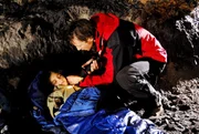 Lilli (Ronja Forcher) geht es zusehends schlechter, als ihr Vater Hans (Heiko Ruprecht) sie in einer entlegenen Höhle findet.