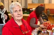 Die Rentnerin Uschi Sachs leitet in Berlin-Neukölln eine der fast 50 Ausgabestellen der Berliner Tafel.