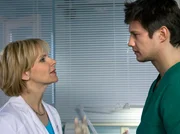 Dr. David Engel (Kristian Kiehling) hat sich bei der Operation einer Patientin in den Finger geschnitten. Kurz danach erhält das OP-Team die Nachricht, dass die Patientin HIV-positiv ist. Dr. Kathrin Globisch (Andrea Kathrin Loewig) macht mit Dr. Engel die notwendigen Blutuntersuchungen für einen HIV-Test.