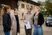 Katharina Hahn (Bianca Hein, 2.v.l.) und Toni Bischoff (Amanda da Gloria, l.) wittern eine Verbindung zwischen Joe Raininger (Andreas Nickl, 2.v.r.) und Bettina Raininger (Eva Meier, r.).