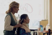 Während Linda (Julie Bowen, l.) Cassie (Jessica Luza, r.) die Haare schneidet, wird ihr bewusst, dass etwas mit ihr nicht stimmt – mit fatalen Folgen.