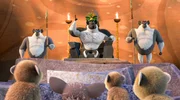 Koto (Mitte) ist nun der König in Juliens Königreich. Er führt sein Volk mit harter Hand. Kind Julien versucht indes, zurück auf den Thron zu gelangen.