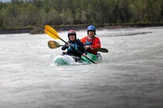 Peter Fink und Nora Schneider im Tandemkajak, w&auml;hrend ServusTV&acute;s ,,Bergwelten"Lechtaler Alpen Film&acute;s in der Lechschlucht, im Naturpark Lechtaler Alpen, Tirol, &Ouml;sterreich.