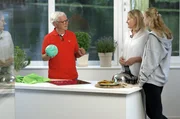 Will Emilie K. eine Handball-Pause verordnen: Jörn Klasen macht der 18-jährigen klar, dass Leistungssport während ihrer Ernährungsumstellung nicht ratsam ist. Will Emilie K. eine Handball-Pause verordnen: Jörn Klasen macht der 18-jährigen klar, dass Leistungssport während ihrer Ernährungsumstellung nicht ratsam ist.