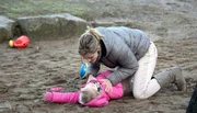 Claudia Siebert (Alexandra Finder, r) findet ihre Tochter Emma leblos auf dem Spielplatz liegen.
