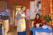 Helga (Ulrike Mai, l.) hofft, nach Agnes' Weggang eine  Freundschaft mit Inka (Stefanie Höner, r.) aufzubauen. Doch die beiden tun sich schwer miteinander ...