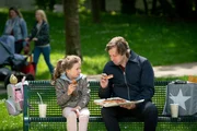 Ekki Talk&ouml;tter (Oliver Korittke) findet sich schnell in seine neue Rolle als Vater und geht mit Hanna (Charlotte Schliewe) auf den Spielplatz.