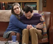 Sheldon (Jim Parsons, r.) befindet sich in einer Lebenskrise. Amy (Mayim Bialik, l.) versucht alles, um ihn aufzubauen. Doch wird es ihr gelingen?