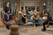 Eine ganz besondere Truppe: Bernadette (Melissa Rauch, 2.v.r.), Howard (Simon Helberg, r.), Sheldon (Jim Parsons, 2.v.l.), Leonard (Johnny Galecki, 3.v.r.), Penny (Kaley Cuoco, M.), Raj (Kunal Nayyar, l.) und Amy (Mayim Bialik, 3.v.l.) ...