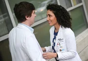 Dr. Shaun Murphy (Freddie Highmore) und Dr. Carly Lever (Jasika Nicole)