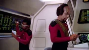 Geordi La Forge (LeVar Burton, l.) und Lt. Worf (Michael Dorn, r.)