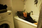 Hauptkommissar Franz Leitmayr (Udo Wachtveitl) findet in seiner verwüsteten Wohnung nur einen Schlafplatz in der Badewanne.