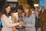 Rokko (Manuel Cortez, M.) und Lisa (Alexandra Neldel, r.) bei der Parfumpräsentation. (Dieses Foto von Alexandra Neldel darf nur in Zusammenhang mit der Berichterstattung über die Serie "Verliebt in Berlin" veröffentlicht und verbreitet werden.)