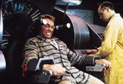 Immer wieder tr&auml;umt Douglas (Arnold Schwarzenegger, l.) davon, ein Leben auf dem Mars zu f&uuml;hren. Als er dann eines Tages in der Firma "RECALL Inc." all seine Tr&auml;ume wahr werden lassen will, entdeckt er etwas Erstaunliches: Er ist ein Agent, dessen wahre Identit&auml;t gestohlen wurde ...