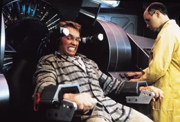 Immer wieder tr&auml;umt Douglas (Arnold Schwarzenegger, l.) davon, ein Leben auf dem Mars zu f&uuml;hren. Als er dann eines Tages in der Firma "RECALL Inc." all seine Tr&auml;ume wahr werden lassen will, entdeckt er etwas Erstaunliches: Er ist ein Agent, dessen wahre Identit&auml;t gestohlen wurde ...