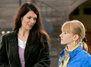 Dr. Elena Eichhorn (Cheryl Shepard, links) und Marie Stein (Henriette Zimmeck) nähern sich bei einem gemeinsamen Ausflug langsam an. Nachdem sie beide feststellen, dass Martin ihnen beiden einige Sachen vorenthalten hat, beschließen sie ihm einen Denkzettel zu verpassen.