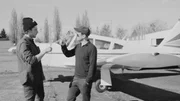 Das Flugzeug als Sinnbild des Lebens: “Immer dran denken: Du musst der Propeller sein!”, sagt Rafael Horzon. Vor dem Abheben noch ein Gläschen Champagner. Prost.
