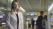Kim Barnett (Spencer Grammer), eine Kollegin eines Mordopfers, berichtet, dass die Tote bei einem Mitarbeiter besonders beliebt war. Doch es wird gemunkelt, dass sie dessen Gefühle nicht erwidert hat.