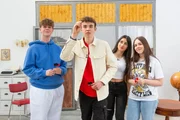 Team Real bei ihrer nächsten Challenge in der zweiten Staffel "Digiclash - Der Generationencontest". Das Team spielt mit einer klassischen Dartscheibe und tritt zu viert gegen Team Digital an.