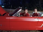 Eigentlich wollten Reese (Justin Berfield, l.) und Malcolm (Frankie Muniz, r.) mit ihrem neuen Wagen ein Spritztour machen, doch zu ihrem Leid m&uuml;ssen sie feststellen, dass Hal den Motor ausgebaut hat. Da schmieden die beiden einen folgenschweren Plan ...