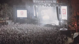 Bis zu 25.000 Fans versammeln sich bis sp&auml;t nachts vor den riesigen B&uuml;hnen.