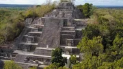 In den St&auml;dten Tikal und Calakmul im mexikanischen Dschungel lassen sich Spuren der antiken Technologien der Mayas finden, doch auch Indizien f&uuml;r den brutalen Untergangs des K&ouml;nigreiches.