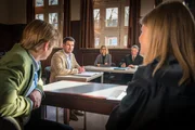 Die Rechnung von Jacques Messmer (Kai Ivo Baulitz, l.) und Anwältin Nicole Fink (Mira Bartuschek, r.) scheint aufzugehen: Das Gutachten von Philipp (Simon Böer, 2.v.l.) attestiert Julia Schneider (Christin Heim, M.) eine labile, nymphomane Persönlichkeit.