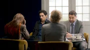 Die Anwälte von Verena (Hanna Hilsdorf) und Luis (Noah Saavedra) streiten über ein Kontaktverbot. v.l.n.r.: Verena (Hanna Hilsdorf), Luis (Noah Saavedra), Anwältin Grossmann (Mareile Blendl), Anwalt Grossmann (Kais Setti)