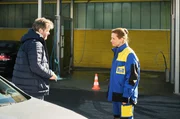Ben (Nicholas Reinke) versucht herauszufinden, ob Laura (Tatjana Nekrasov) irgendetwas bemerkt hat, was ihm gefährlich werden könnte.