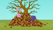 Hase und Elefant haben auch Spaß mit dem Herbstlaub. Hase und Elefant haben auch Spaß mit dem Herbstlaub.