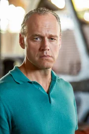 Elliot Cowan (Aaron McCormack).