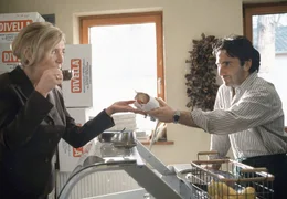 Alltag einer Businessfrau Barbara Seeberg (Jutta Speidel): hektisches Fr&uuml;hst&uuml;ck im Stehen, beim Italiener Enrico Aleramo (Bruno Maccallini) an der Ecke.