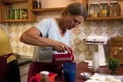 Barbara Schober bei der Zubereitung der Nachspeise.