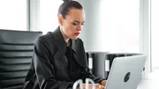 Livia (Livia Matthes) ist unschlüssig, ob sie Ansgar helfen soll, gegen ihren Vater vorzugehen. Doch dann sucht sie doch an Brenners Computer nach dem von Ansgar erwähnten, mysteriösen Ordner "Sonderkollektion".