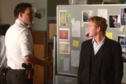 Zwei &Auml;rzte wurden ermordet, die Ermittler vermuten hinter dem Mord den Serienkiller Red John, der bereits zw&ouml;lf Frauen auf &auml;hnliche Weise ermordete. Patrick Jane (Simon Baker, r.) und Wayne Rigsby (Owain Yeoman, l.) gehen dem auf den Grund ...