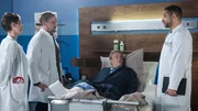 SENDER: ARD - SENDETITEL: In aller Freundschaft - Die jungen Ärzte Folge 148 - UNTERTITEL:  Kontrollverlust - CAPTION:  ARD IN ALLER FREUNDSCHAFT - DIE JUNGEN ÄRZTE FOLGE 148, "Kontrollverlust", am Donnerstag (26.07.18) um 18:50 Uhr im ERSTEN..Dr. Theresa Koshka (Katharina Nesytowa, l.), Dr. Marc Lindner (Christian Beermann, 2.v.l.) und Dr. Matteo Moreau (Mike Adler, r.) informieren Rainer Grünberg (Thomas Huber, 2.v.r.) über den bevorstehenden Eingriff..© ARD/Jens Ulrich Koch, honorarfrei - Verwendung gemäß der AGB im engen inhaltlichen, redaktionellen Zusammenhang mit genannter ARD-Sendung bei Nennung "Bild: ARD/Jens Ulrich Koch" (S2+). ARD-Programmdirektion/Bildredaktion, Tel: 089/5900-23534, Fax: 089/550-1259, bildredaktion@DasErste.de