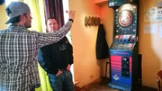 Dustin (li.) und Torsten spielen Dart
