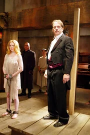 Paige (Rose McGowan, l.) erfährt von Larrys Geist, dass er einen Pakt mit dem Dämon Zahn (Keith Szarabajka, r.) geschlossen hat ... Paige (Rose McGowan, l.) erfährt von Larrys Geist, dass er einen Pakt mit dem Dämon Zahn (Keith Szarabajka, r.) geschlossen hat ...