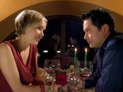 Philipp Brentano (Thomas Koch) und Carola Cleven (Anna Kubin) haben sich zu einem gemeinsamen romantischen Abendessen im Charlotto verabredet.