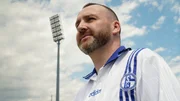 Clive Lavery äußert sich im Film zu seinen Erinnerungen an das Schalke-Spiel.