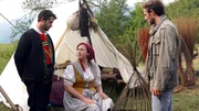 Kommissar Jonas Kerschbaumer (Gabriel Raab, re.) befragt das Ehepaar Monika (Katharina Haudum) und Matthias Frank (David Tobias Schneider).