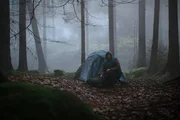 Simon Schneider (Paul Ahrens) hat die Nacht allein im Wald verbracht.