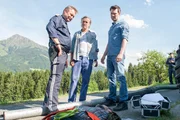 Bauer Pirkner (Martin Walch, M.) hat den Toten (Rainer Doppler, liegend) aus seiner Mistgrube geholt und die Polizei verständigt. Kroisi (Ferry Öllinger, l.) und Lukas (Jakob Seeböck, r.) sind bereits eingetroffen.