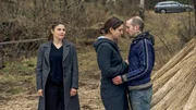 Nina Petersen (Katharina Wackernagel, l.) ist erleichtert, dass sie eine Auseinandersetzung zwischen Maren Brandt (Franziska Hartmann) und Henrik Brandt (Barnaby Metschurat) klären konnte.