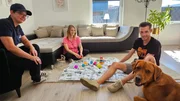 Trainerin Melle (l.), Daniel, Mandy und Labrador Gustav.