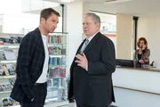 Oberstaatsanwalt Bernd Reuther (Rainer Hunold, r.) befragt den Chef der IT-Firma, Tobias Beckmann (Heiko Ruprecht, l.), zu dem Stromausfall im Krankenhaus.