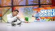 Woozle (re.) hat das Ei einer kuscheligen Woozlinger Flausch-Echse mit ins Studio gebracht, aber Simón (li.) ist skeptisch. Und tatsächlich: Woozle brütet stattdessen aus Versehen ein beängstigendes Chawoozleon (mi.) aus, das gleich darauf auch noch verschwindet! Ob die beiden es einfangen können, bevor es das ganze Studio verwüstet? Woozle (re.) hat das Ei einer kuscheligen Woozlinger Flausch-Echse mit ins Studio gebracht, aber Simón (li.) ist skeptisch. Und tatsächlich: Woozle brütet stattdessen aus Versehen ein beängstigendes Chawoozleon (mi.) aus, das gleich darauf auch noch verschwindet! Ob die beiden es einfangen können, bevor es das ganze Studio verwüstet?